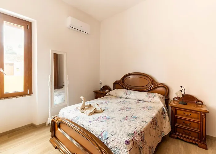 Detached With Garden And Air Conditioning