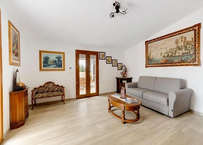 Detached With Garden And Air Conditioning *