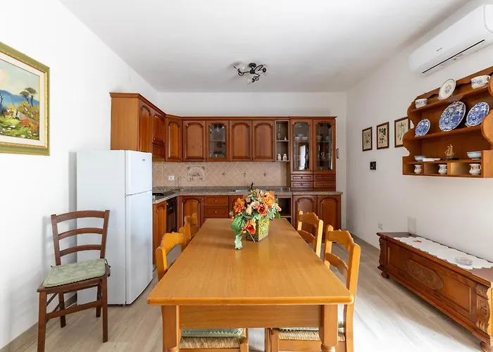 Detached With Garden And Air Conditioning *