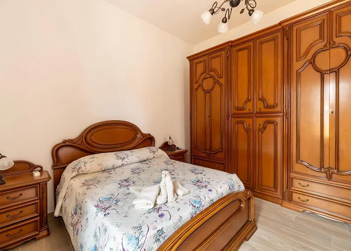 Detached With Garden And Air Conditioning