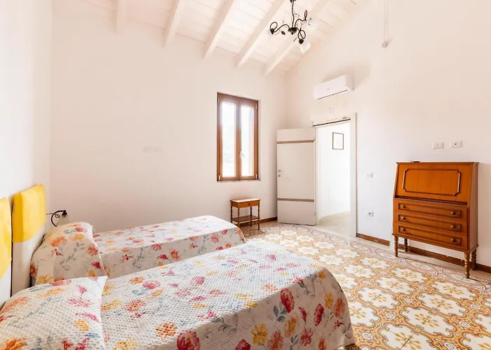 Detached With Garden And Air Conditioning *